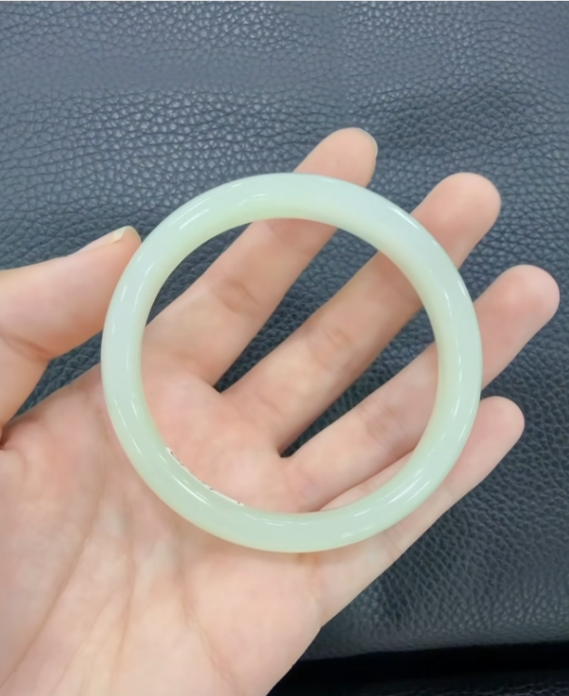Flat Bar Nephrite Bangle